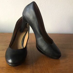 Clarks Collection Classic Black Leather Rounded Toe Pumps with 3/4” Platform